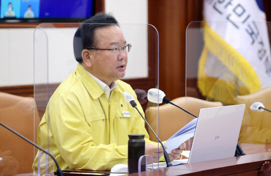 김부겸 국무총리가 16일 정부서울청사에서 코로나19 대응 중앙재난안전대책본부 회의를 주재하고 있다. <연합뉴스>